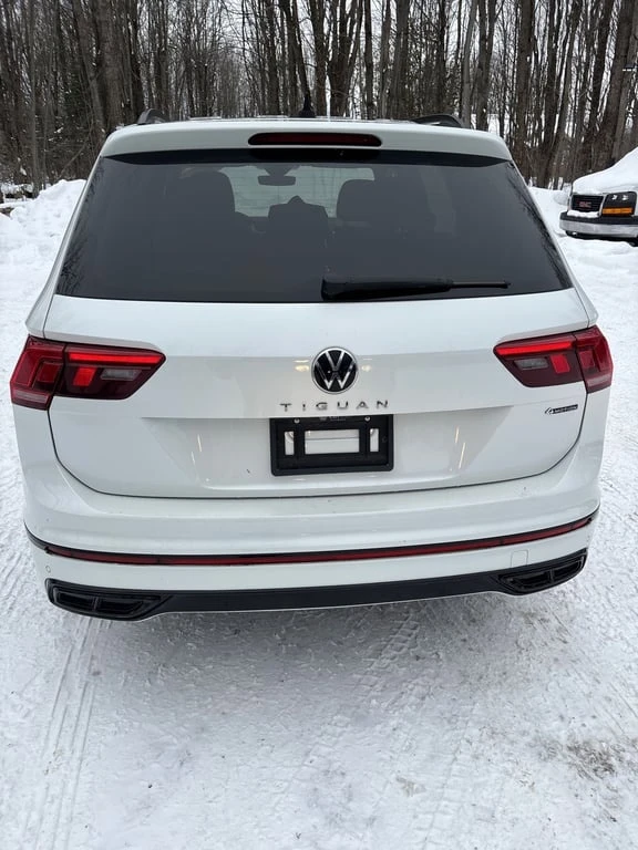 VW Tiguan * Comfortline R Line Black Edition * CARFAX * , снимка 4 - Автомобили и джипове - 53456612