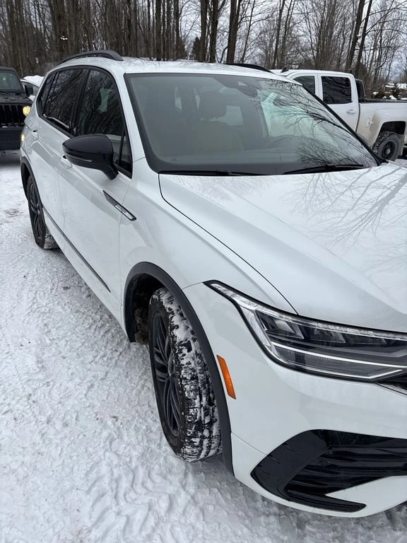 VW Tiguan * Comfortline R Line Black Edition * CARFAX * , снимка 3 - Автомобили и джипове - 53456612