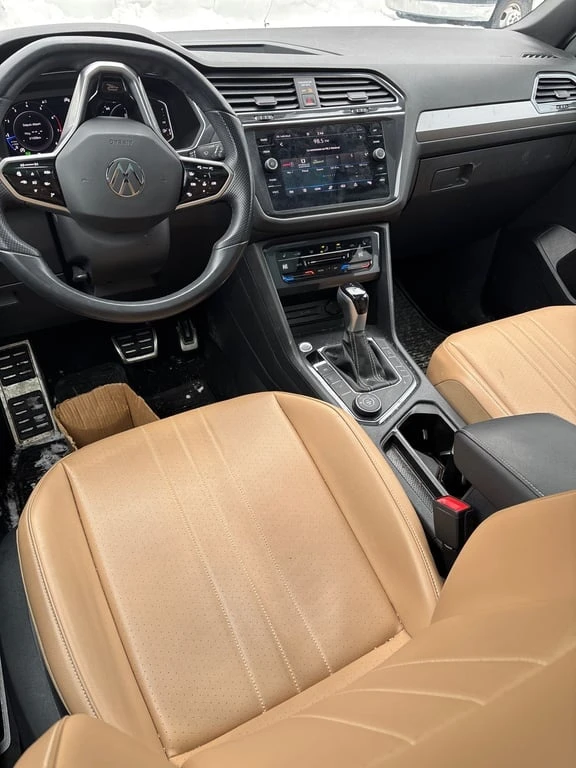 VW Tiguan * Comfortline R Line Black Edition * CARFAX * , снимка 13 - Автомобили и джипове - 53456612