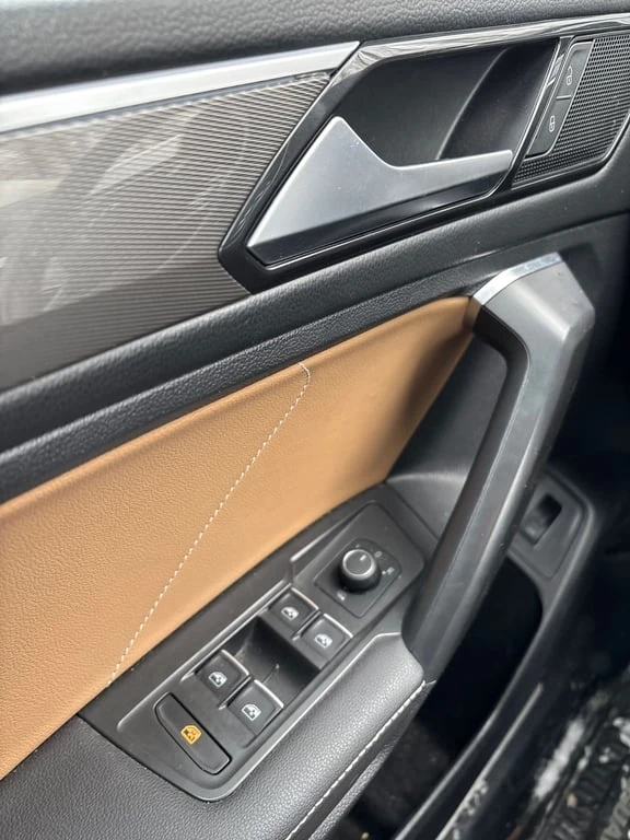 VW Tiguan * Comfortline R Line Black Edition * CARFAX * , снимка 10 - Автомобили и джипове - 53456612