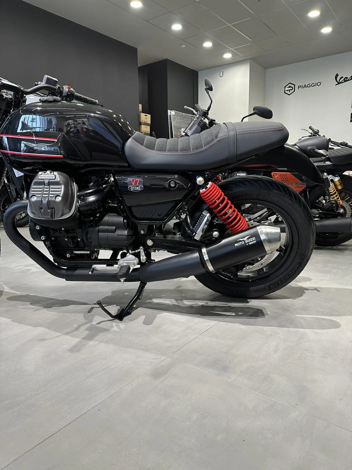 Moto Guzzi V 7 Stone Special Edition - изображение 3