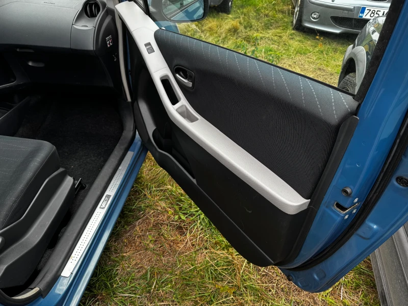 Toyota Yaris 1.4 D4D, снимка 6 - Автомобили и джипове - 52646342