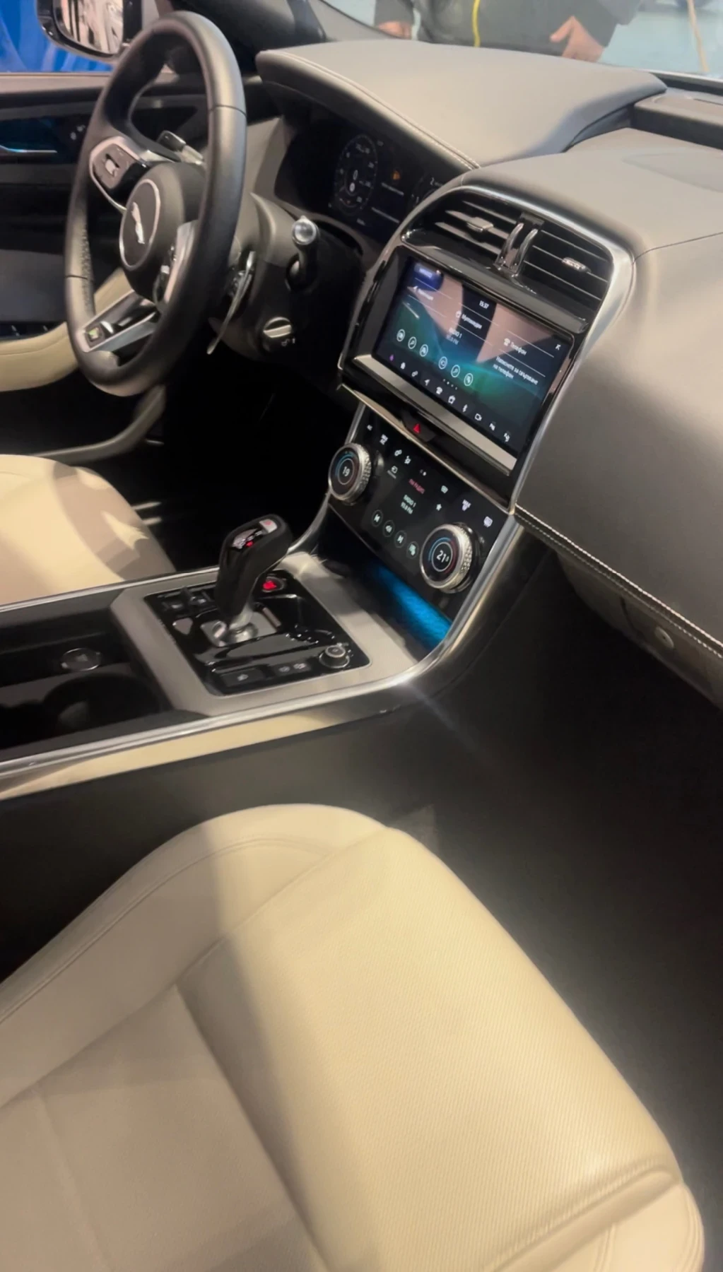 Jaguar XE  - изображение 3