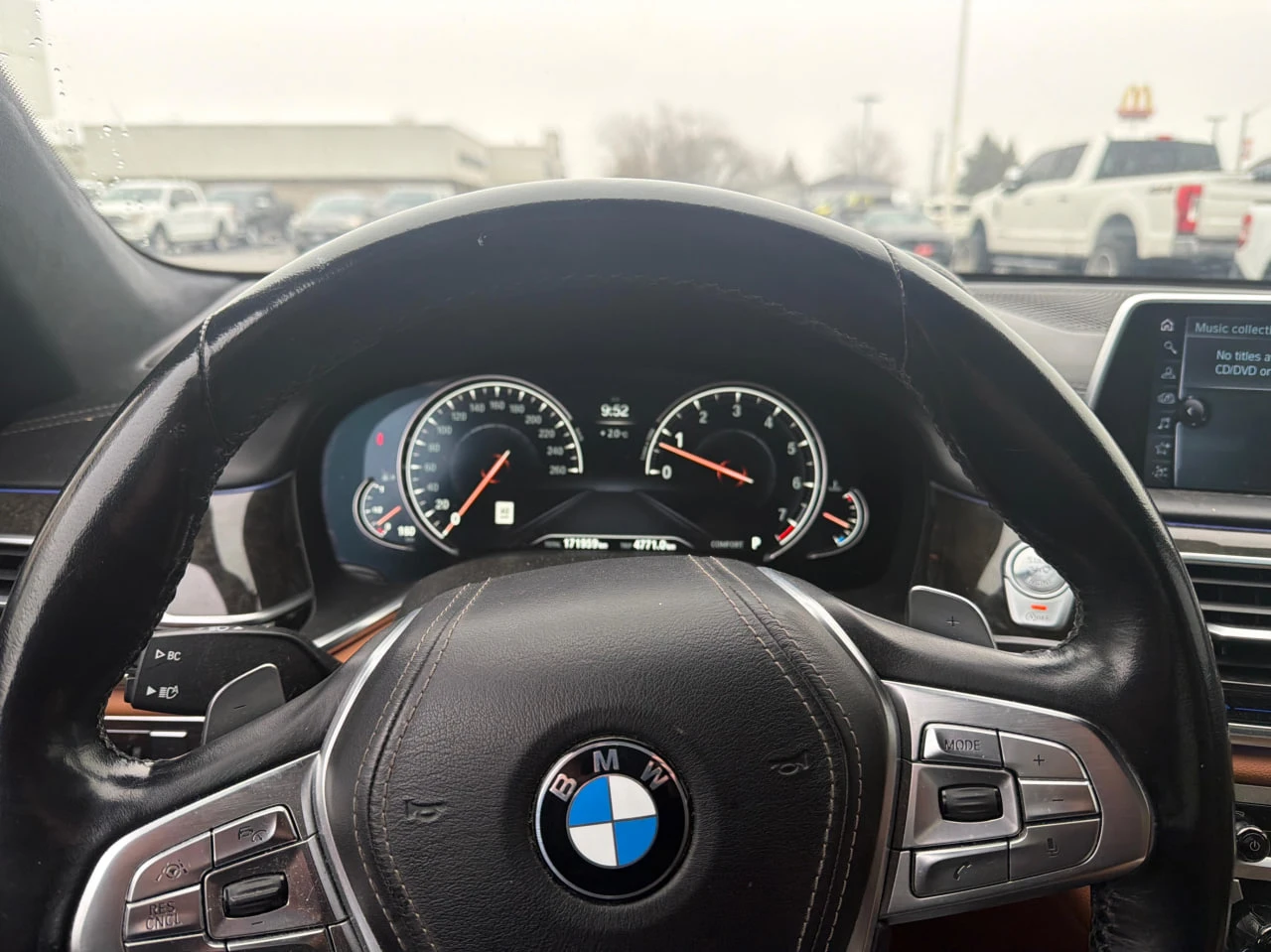 BMW 750 XDRIVE * ДИСТРОНИК* ОБДУХВАНЕ* 360 КАМЕРА*  - изображение 8