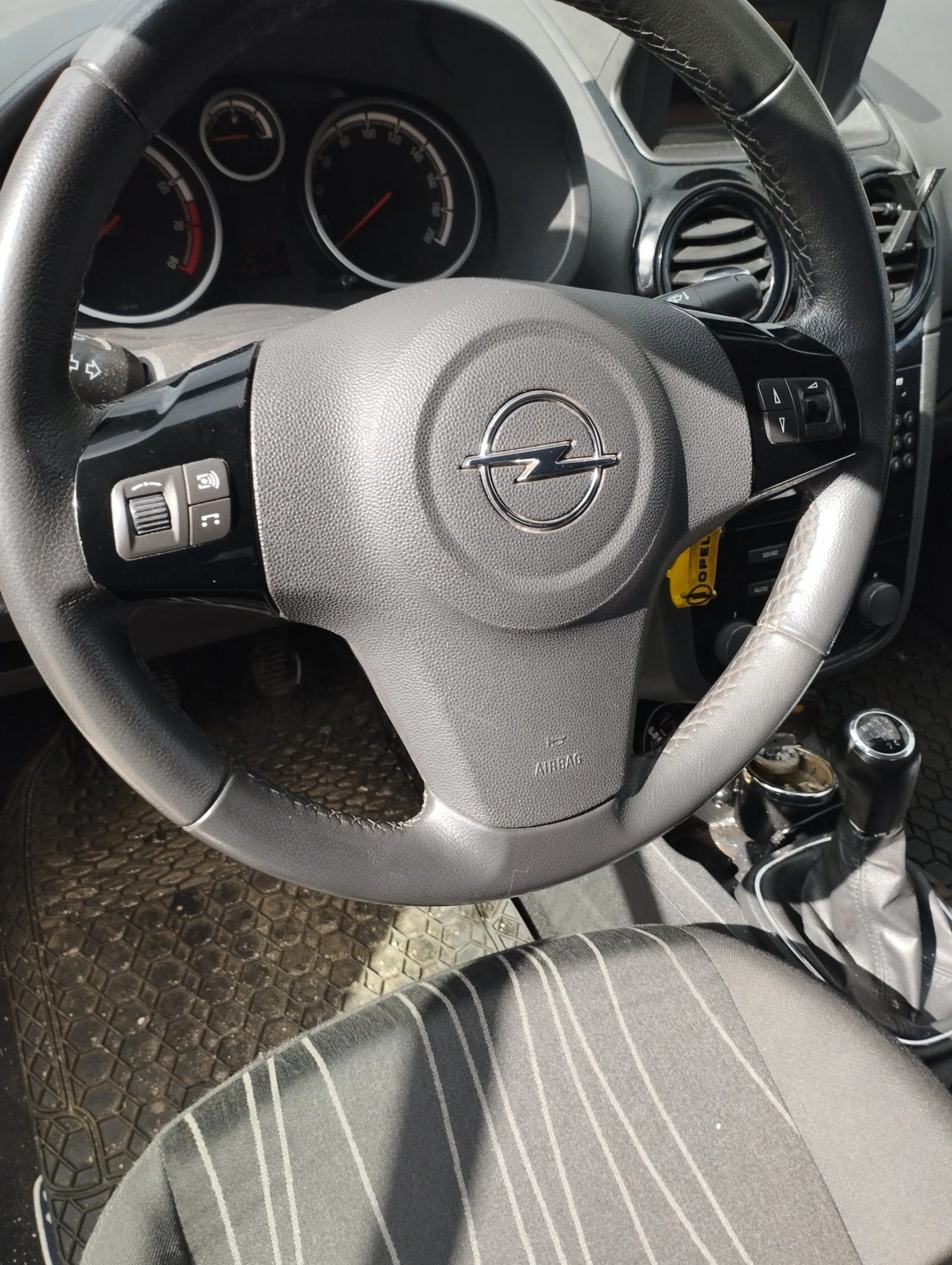 Opel Corsa D, снимка 4 - Автомобили и джипове - 54089580