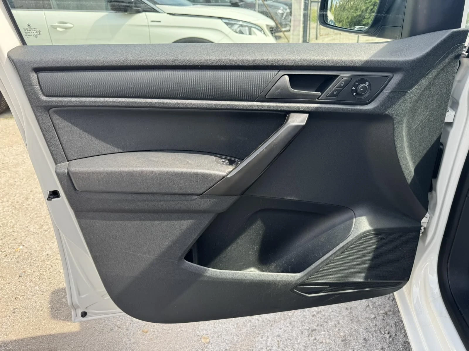 VW Caddy 1.4 BENZIN 110 * MAXI * CLIMA * NAVI * , снимка 7 - Автомобили и джипове - 56150370