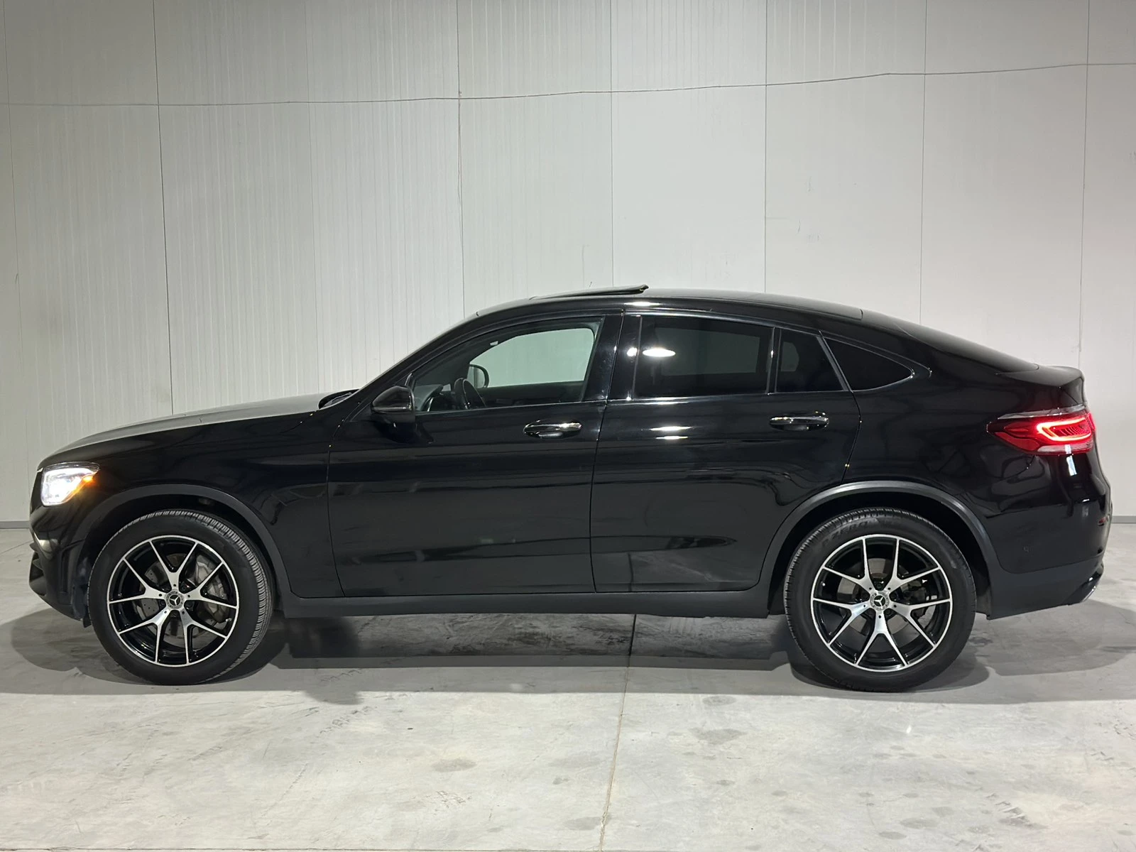 Mercedes-Benz GLC 300 Coupe, снимка 2 - Автомобили и джипове - 55266036