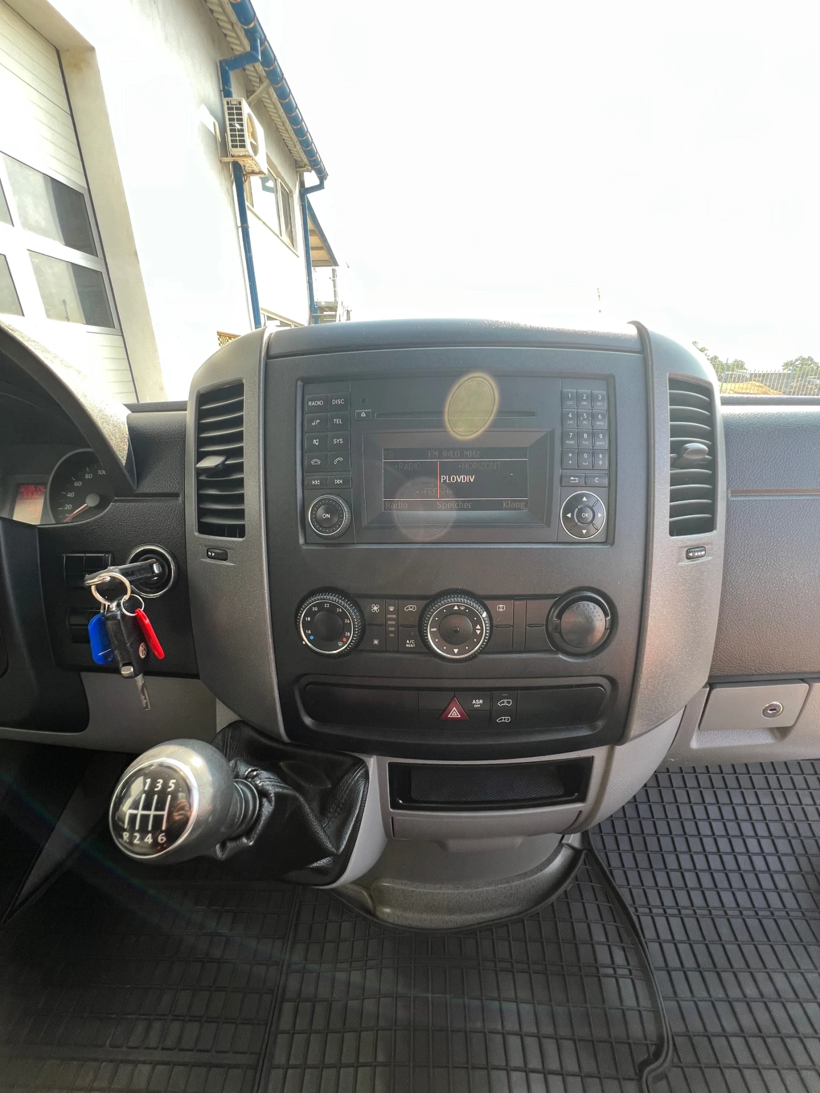 VW Crafter Средна база Климатроник, снимка 14 - Бусове и автобуси - 55915333