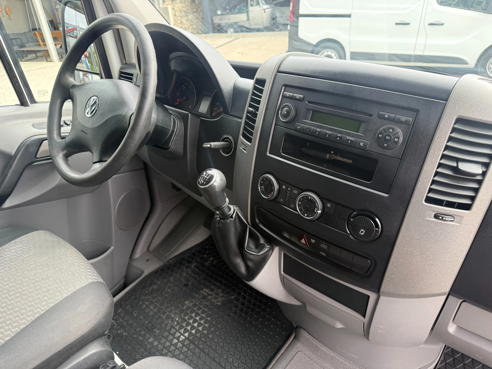 VW Crafter 2.0TDI Климатроник L2H2 Euro 5-EEV, снимка 11 - Бусове и автобуси - 56223155
