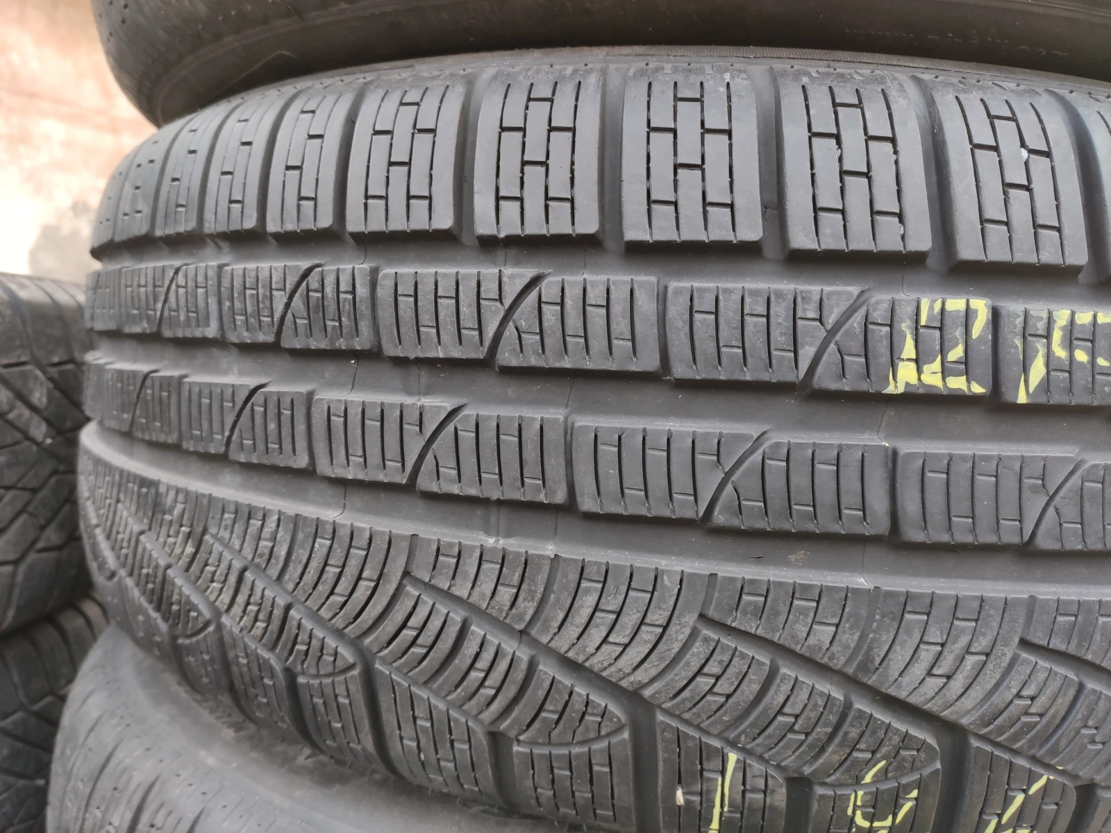 Гуми Зимни 245/50R18, снимка 3 - Гуми и джанти - 53965714