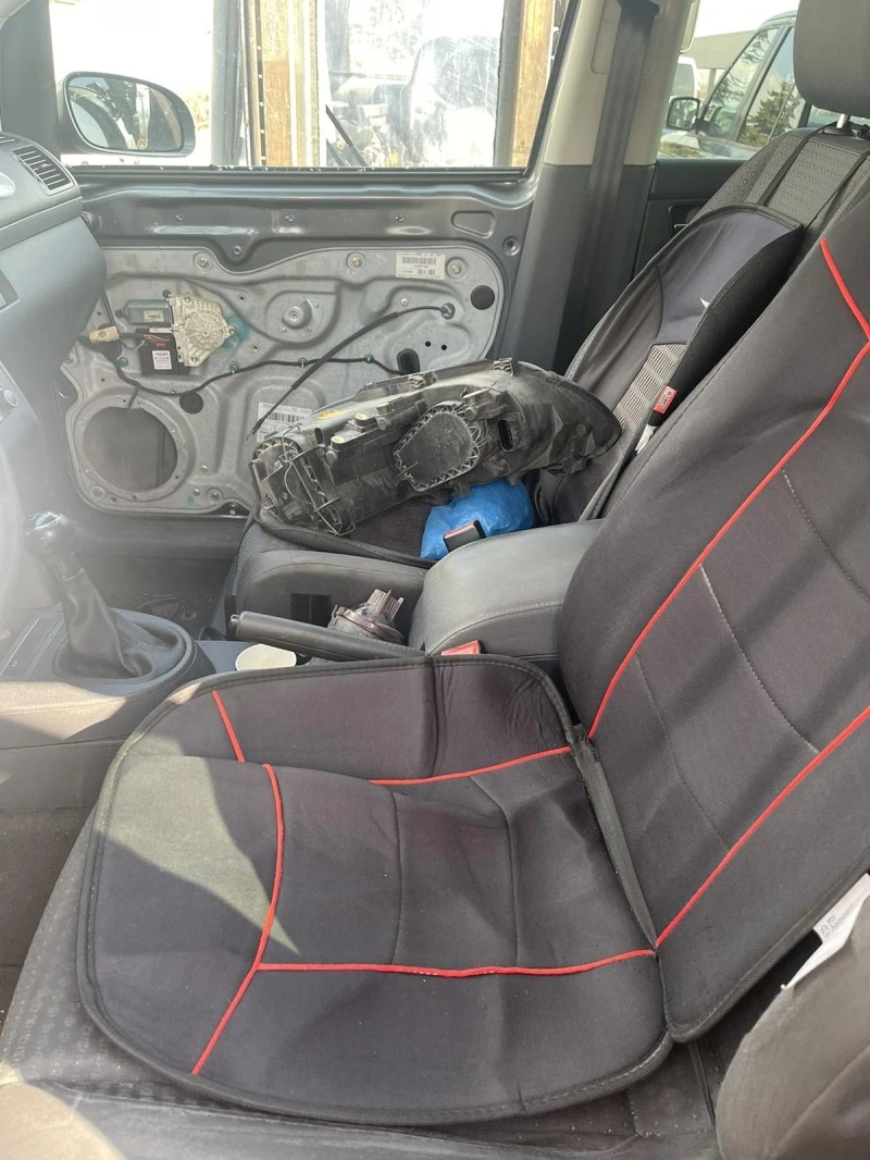 VW Touran, снимка 4 - Автомобили и джипове - 47850439