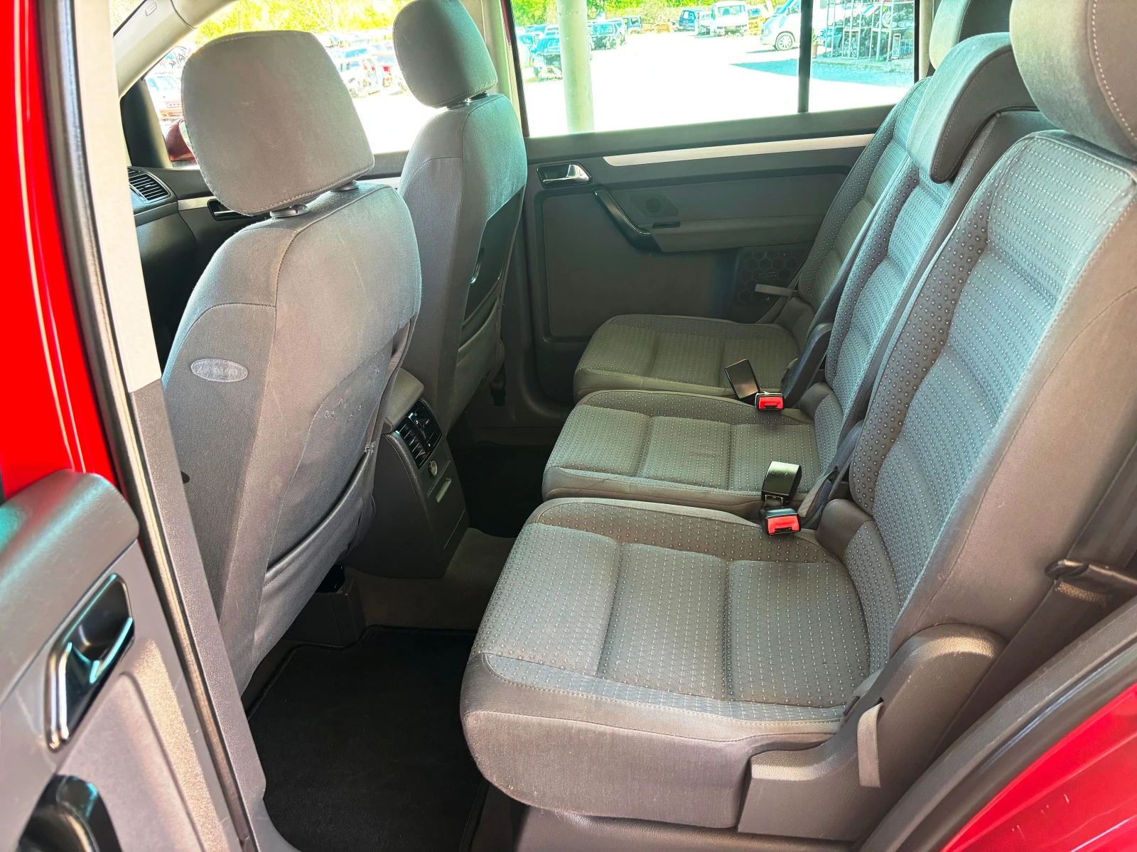 VW Touran 1, 6 БЕНЗИН НОВ ВНОС ВЪЗМОЖЕН БАРТЕР - изображение 10