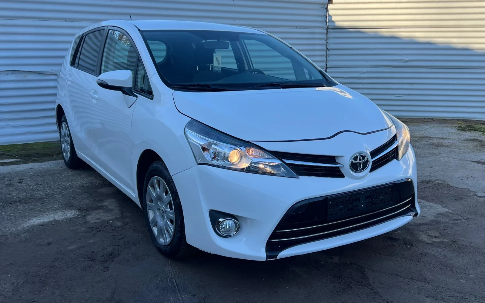 Toyota Verso 2.0D-4D Камера 6+ 1 , снимка 3 - Автомобили и джипове - 53922391