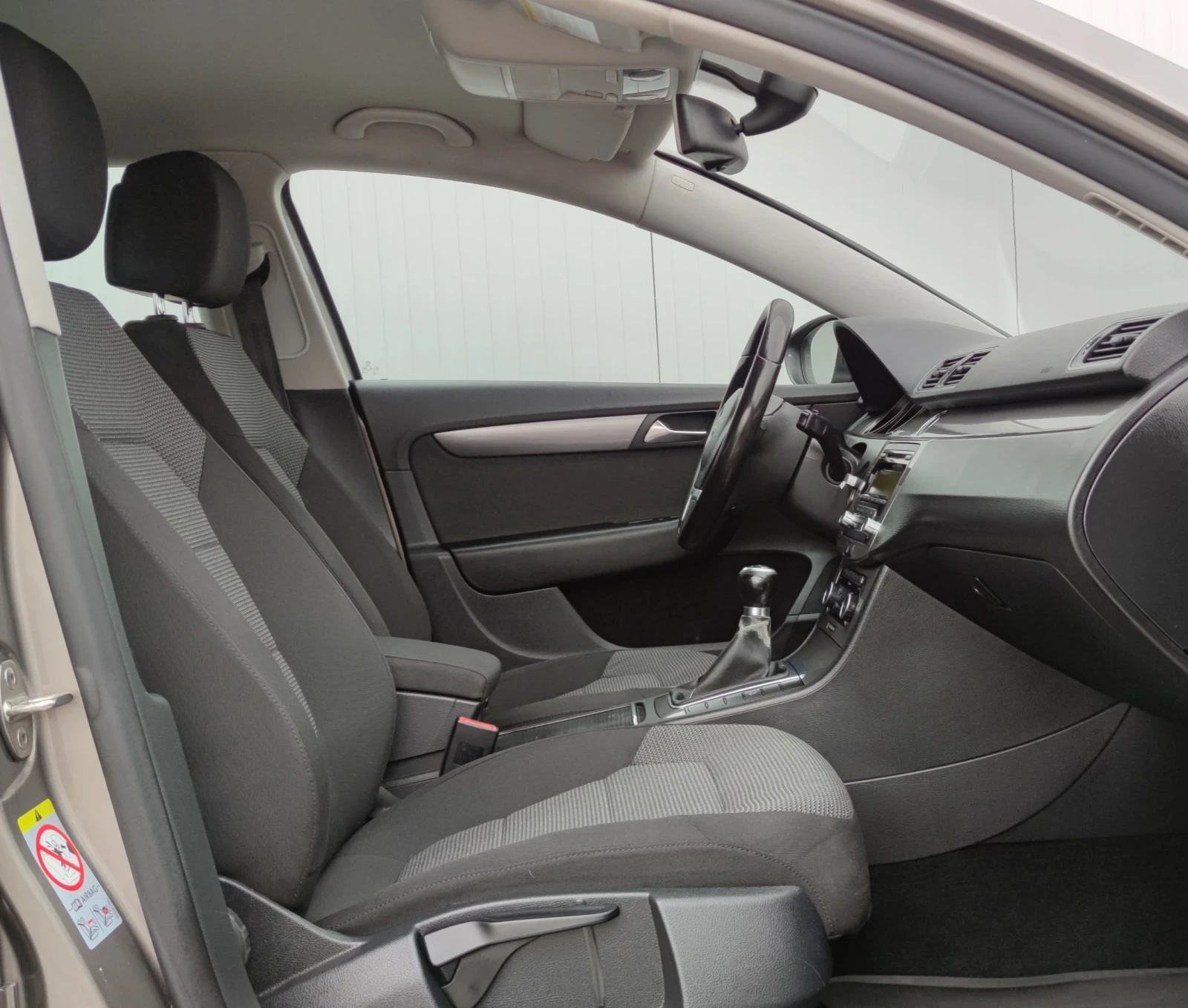 VW Passat 1.6TDI, снимка 12 - Автомобили и джипове - 53930004