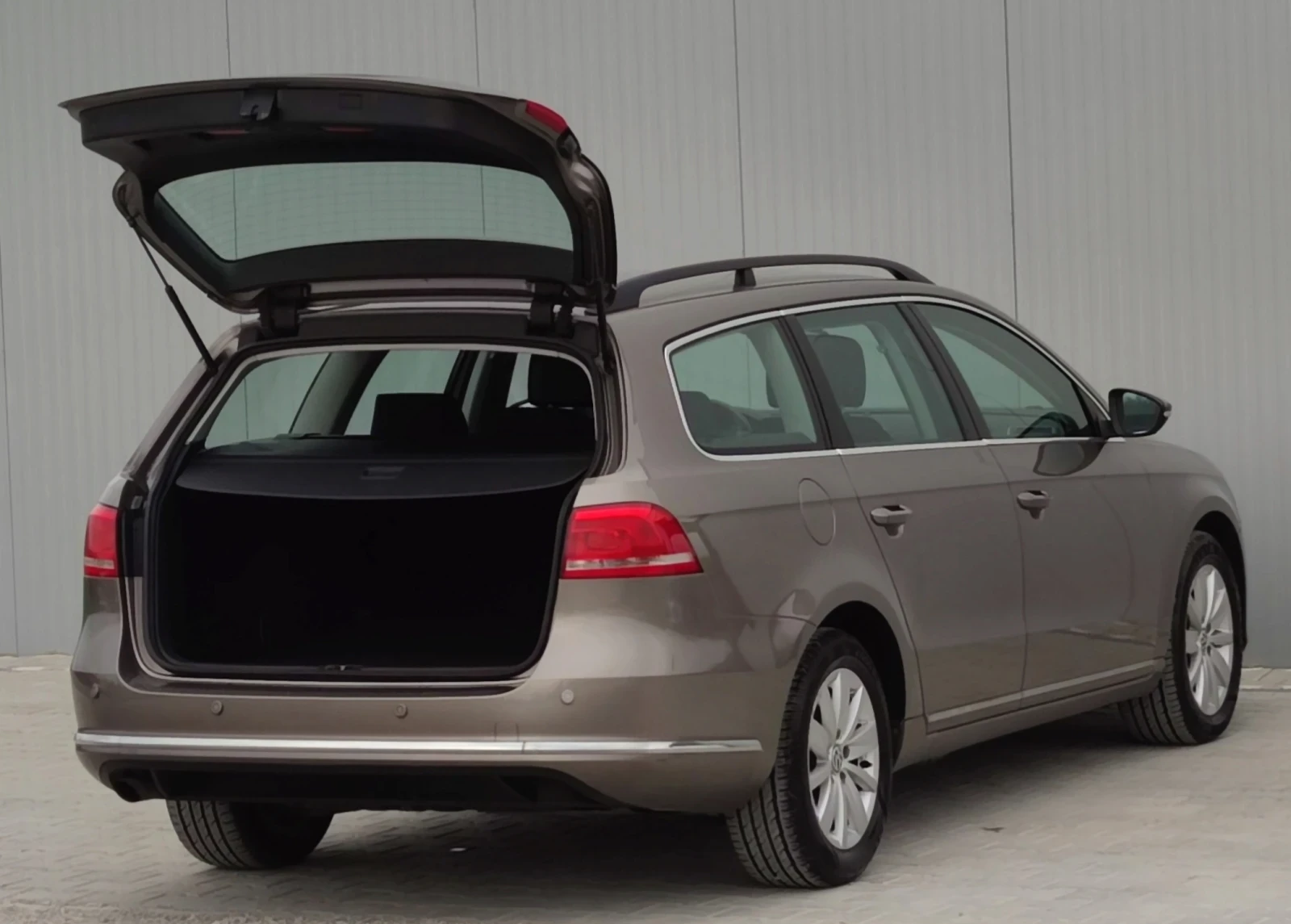 VW Passat 1.6TDI, снимка 16 - Автомобили и джипове - 53930004