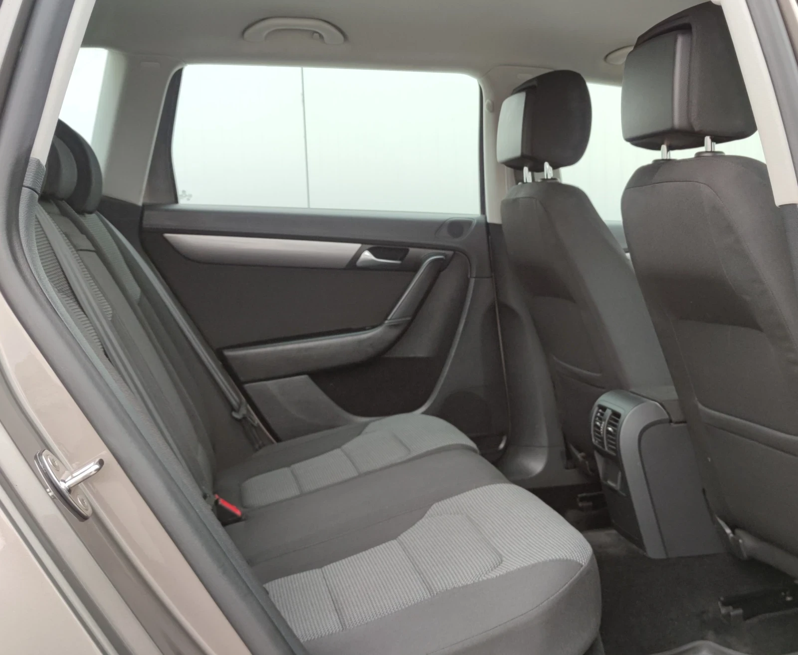 VW Passat 1.6TDI, снимка 11 - Автомобили и джипове - 53930004