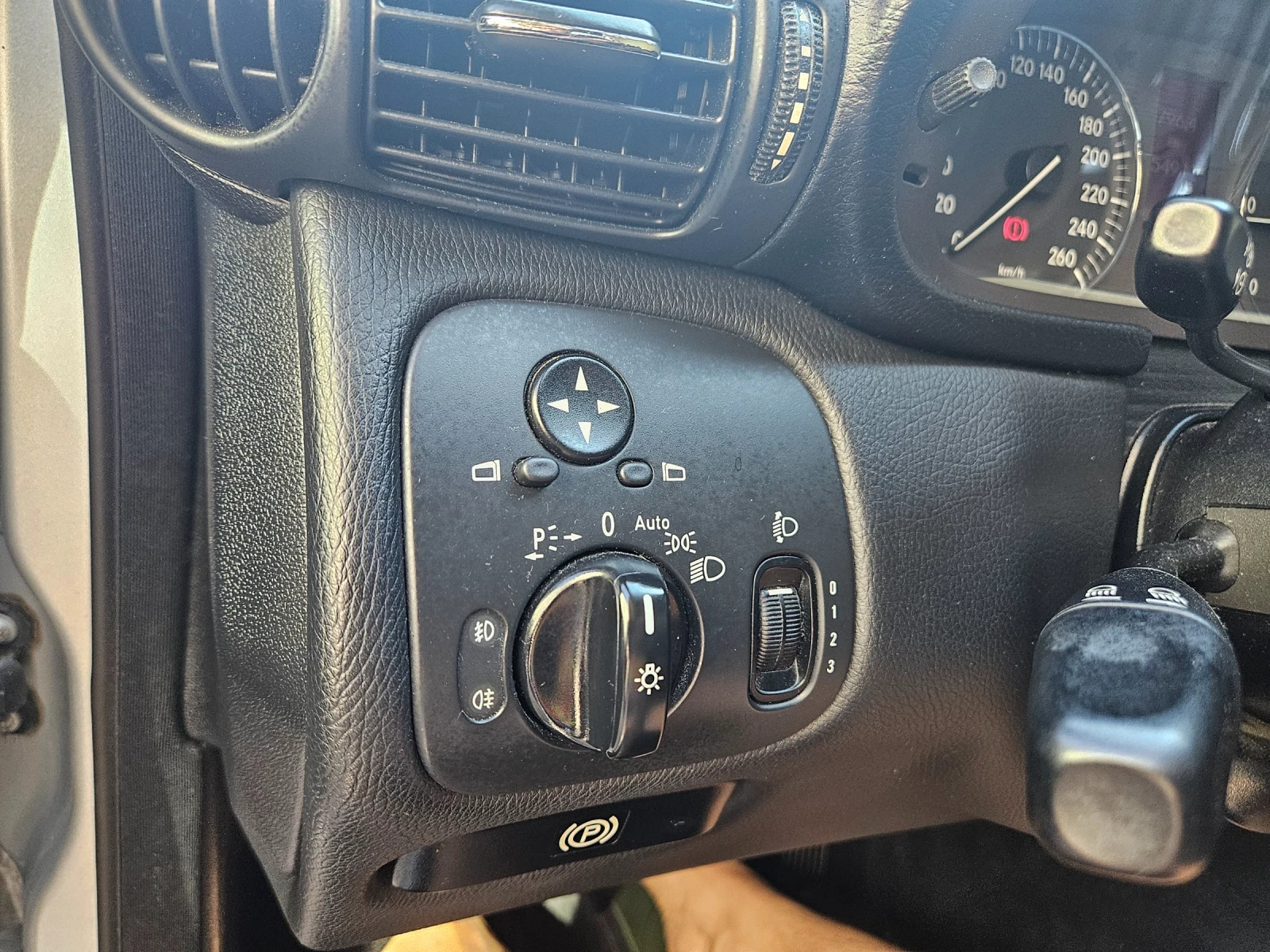 Mercedes-Benz C 200, снимка 13 - Автомобили и джипове - 56108313
