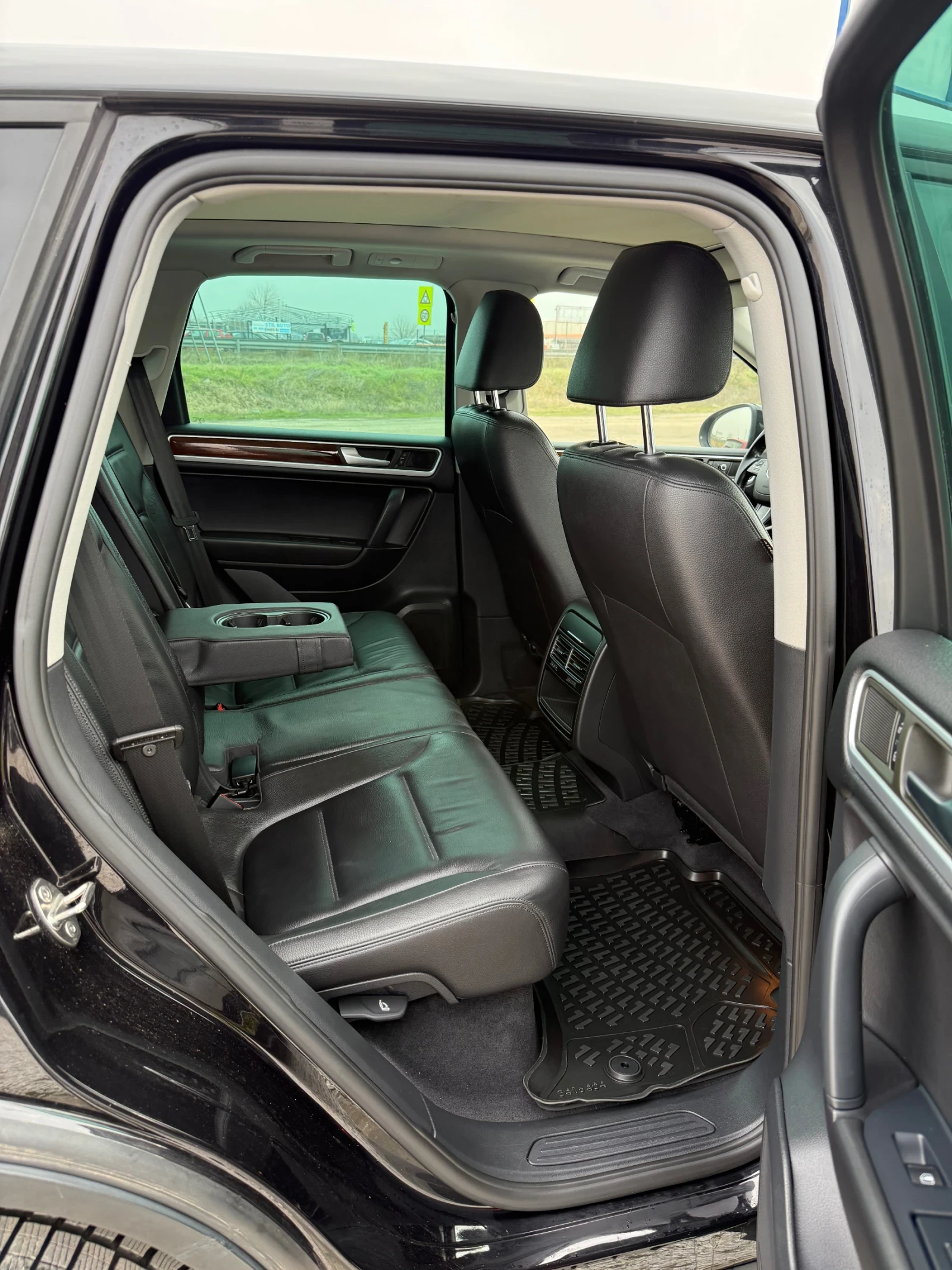 VW Touareg 3.0 TDi DSG 4x4, снимка 9 - Автомобили и джипове - 54369490