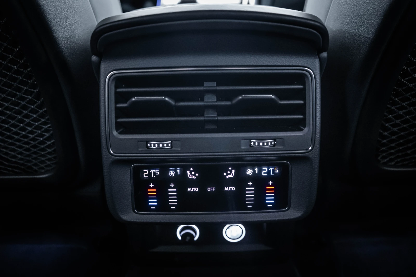 Audi RSQ8 Quattro* Carbon* Matrix* B&O, снимка 15 - Автомобили и джипове - 56194139