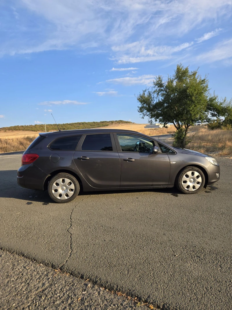 Opel Astra J 1.3CDTI , снимка 6 - Автомобили и джипове - 52378132