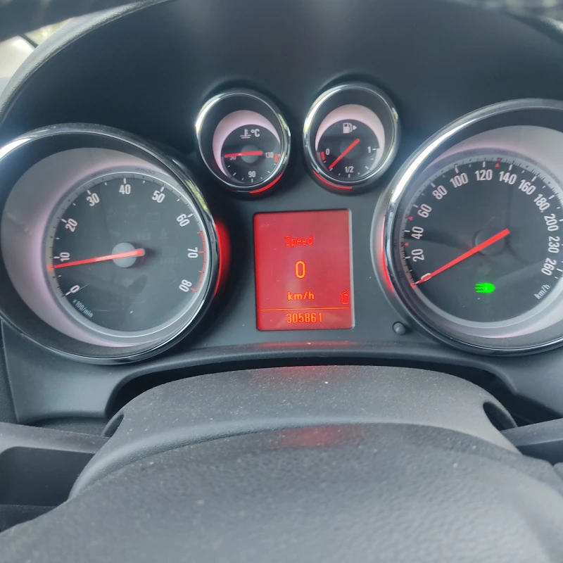 Opel Astra J, снимка 3 - Автомобили и джипове - 52141987