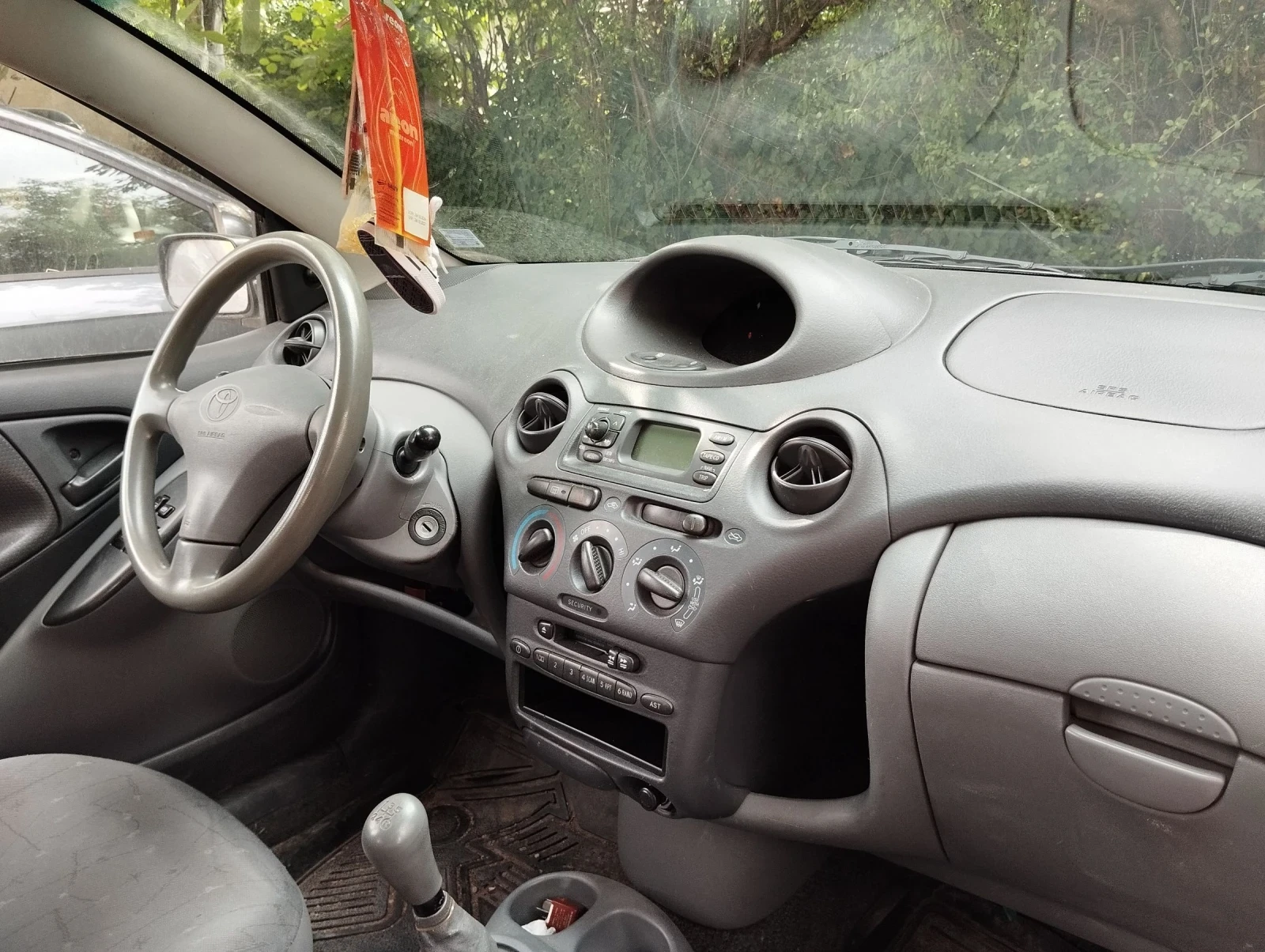 Toyota Yaris 1.0 - изображение 4