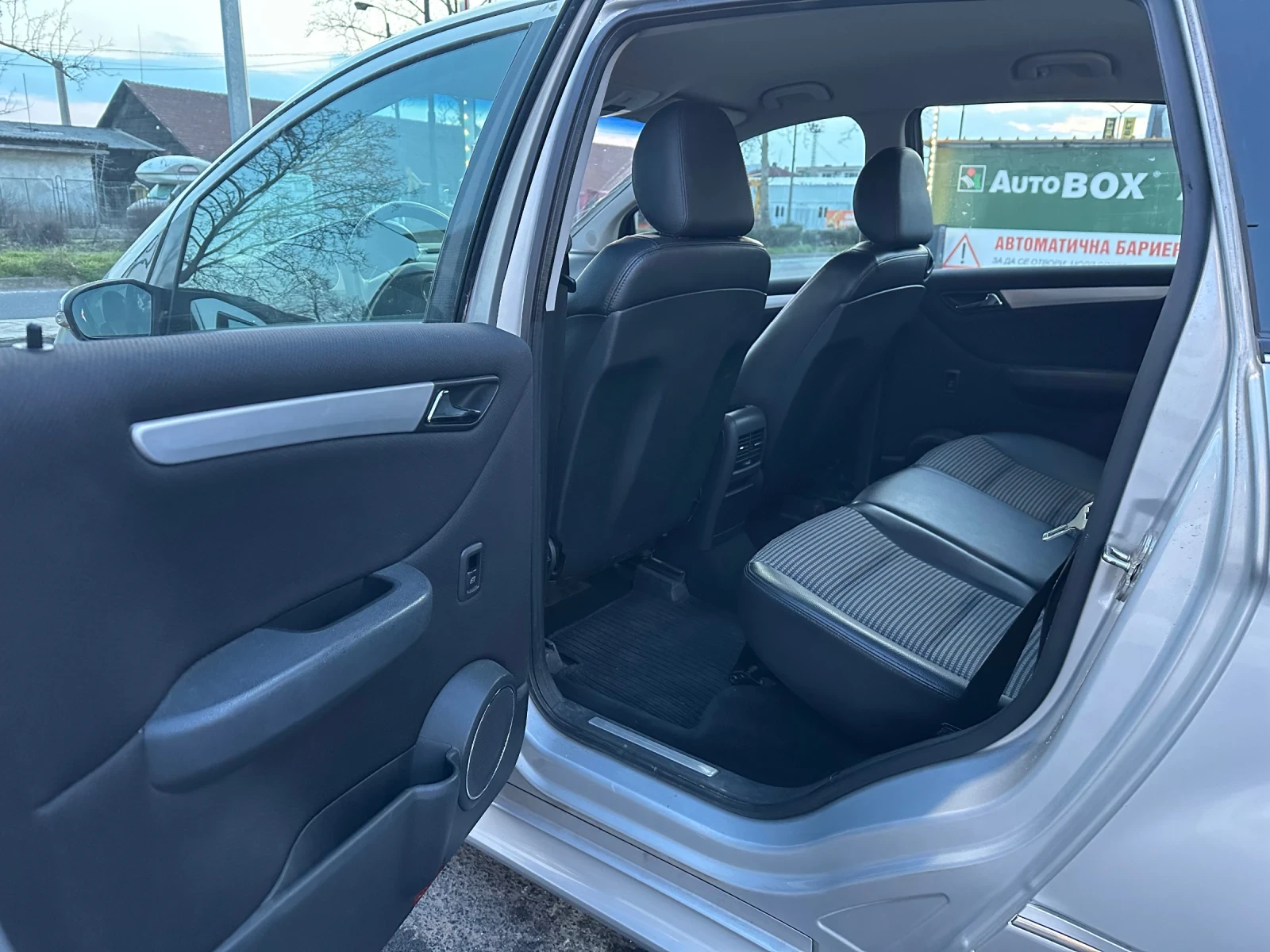 Mercedes-Benz B 180, снимка 9 - Автомобили и джипове - 53880597