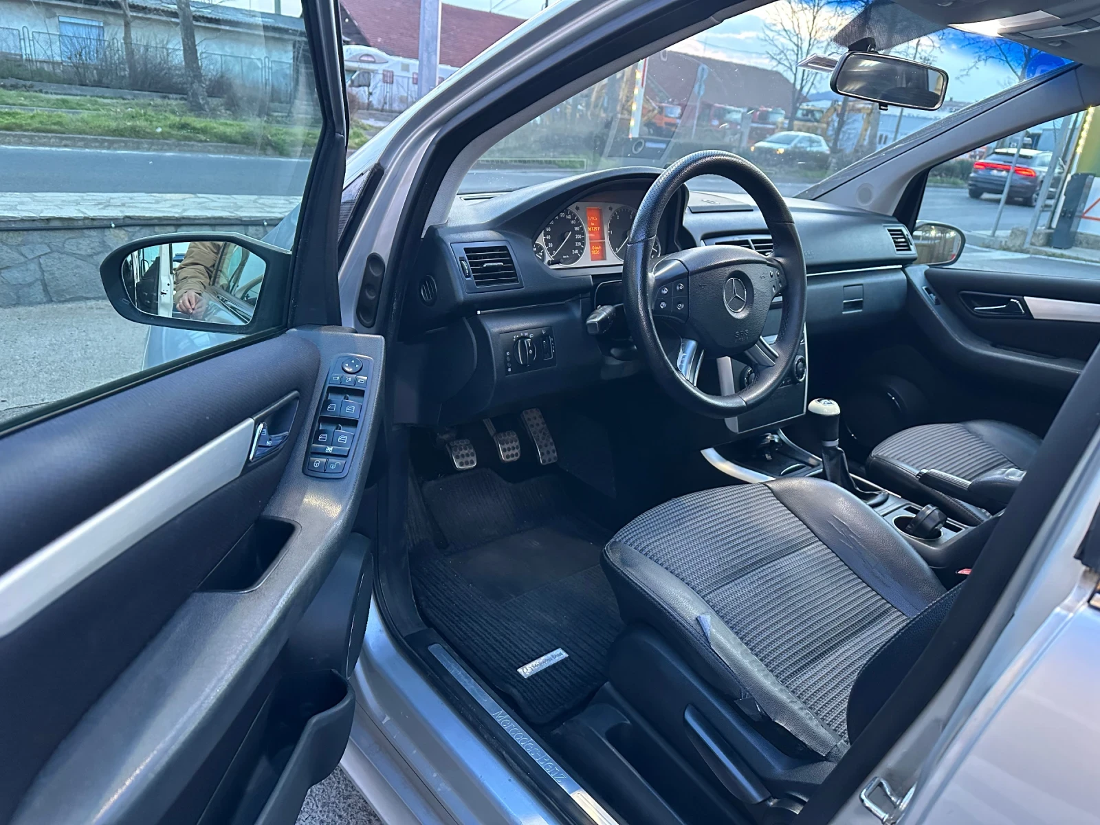 Mercedes-Benz B 180, снимка 11 - Автомобили и джипове - 53880597