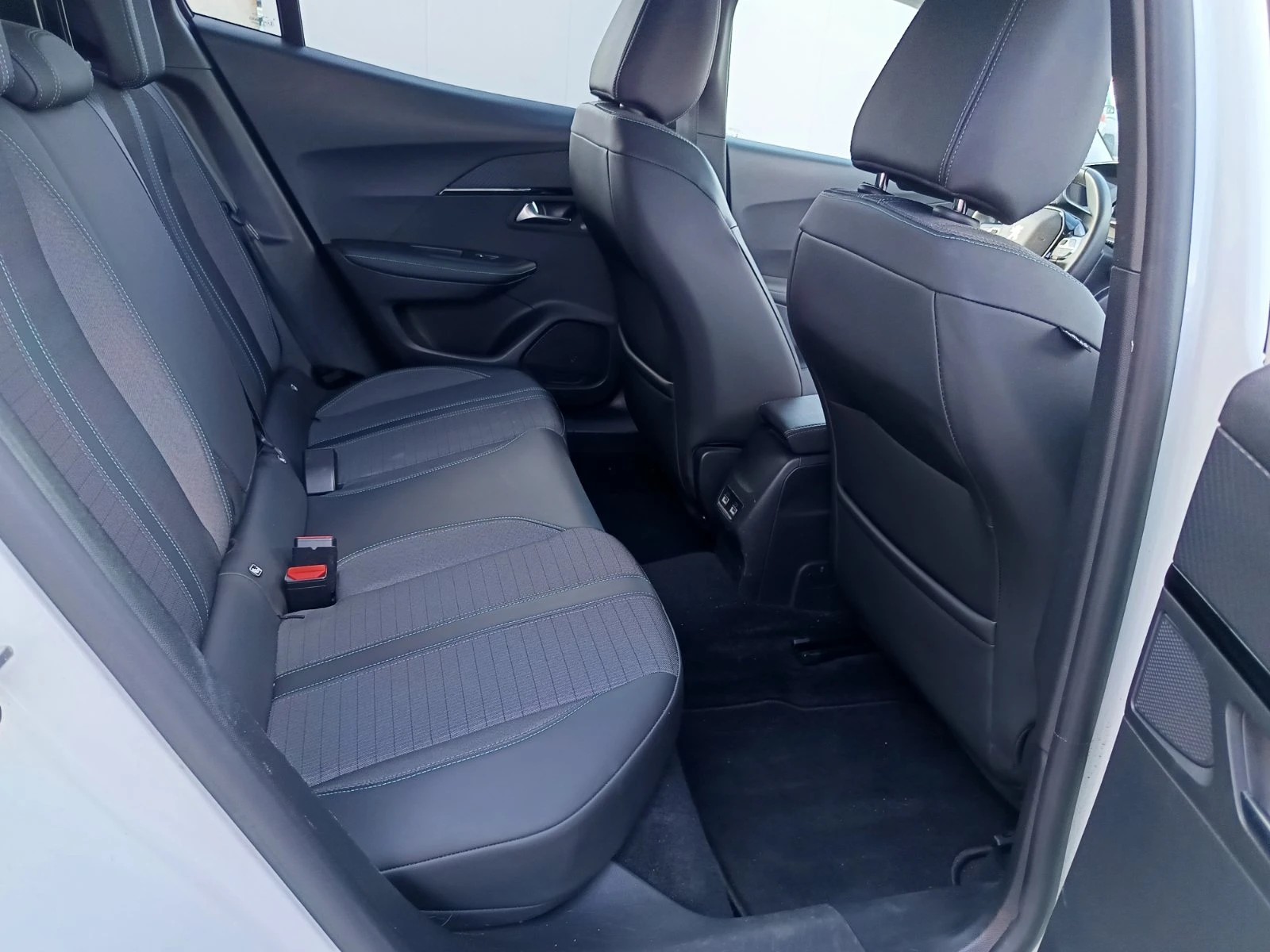 Peugeot 2008 PureTech Allure Pack i-Cockpit Бяла Перла, снимка 11 - Автомобили и джипове - 54839242