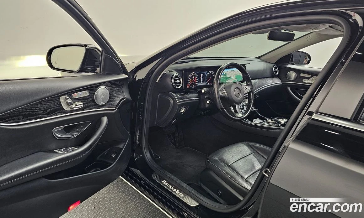 Mercedes-Benz E 300 E300 4MATIC Avnatgarde, снимка 10 - Автомобили и джипове - 56117539