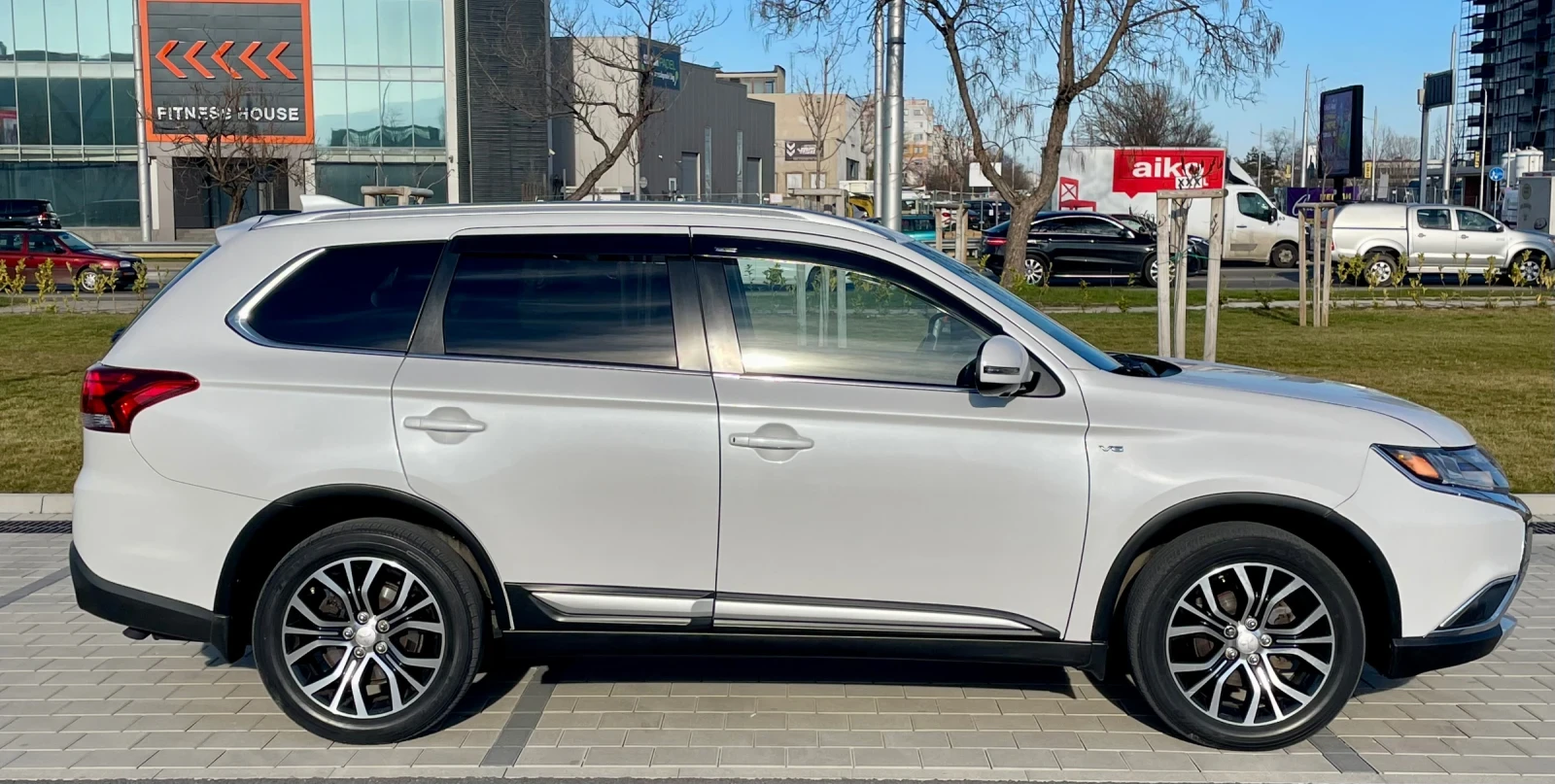 Mitsubishi Outlander GT V6 3000 FULL, снимка 8 - Автомобили и джипове - 54342620