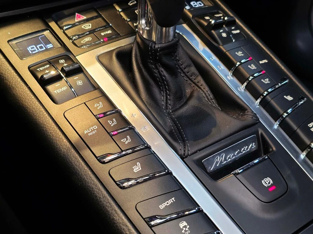 Porsche Macan 2.0 AWD * ПОДГРЕВ * АЛКАНТАРА * 2 КЛЮЧА, снимка 17 - Автомобили и джипове - 54492375