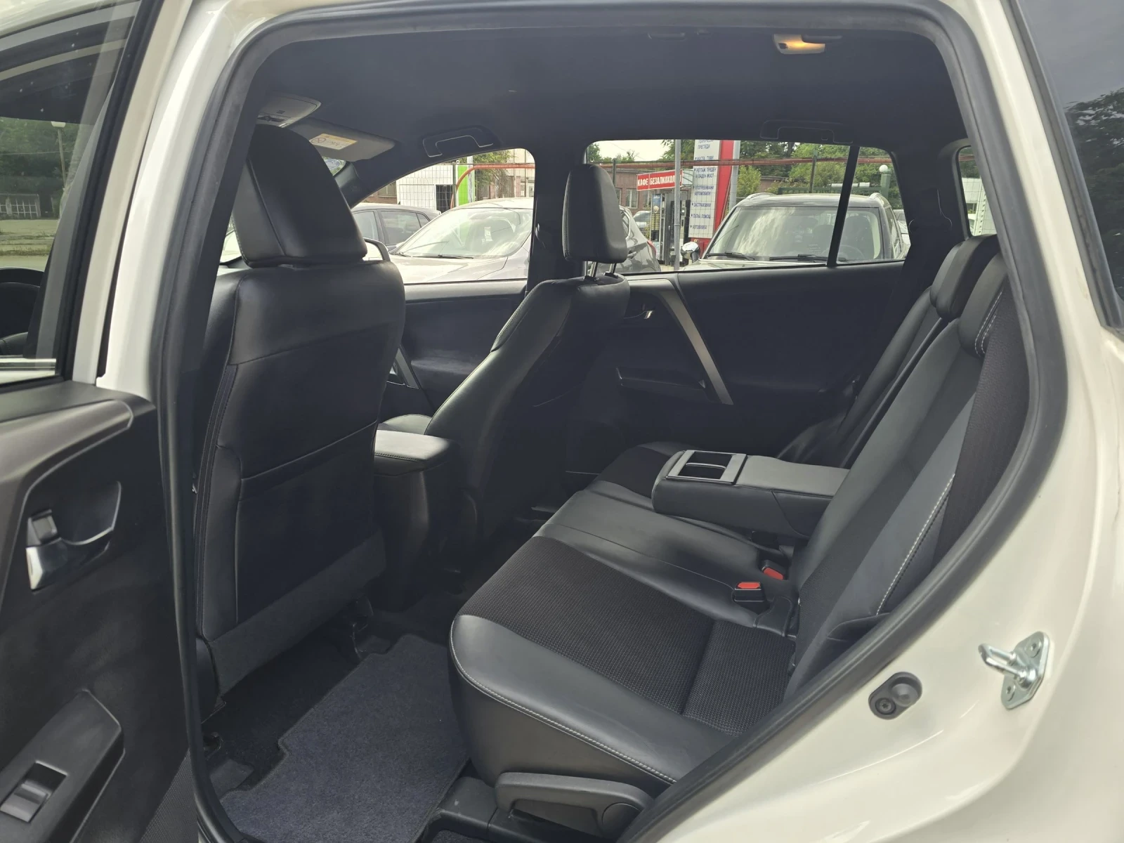 Toyota Rav4 2.0D 143к.с 6 Скорости 2WD, снимка 11 - Автомобили и джипове - 54998777
