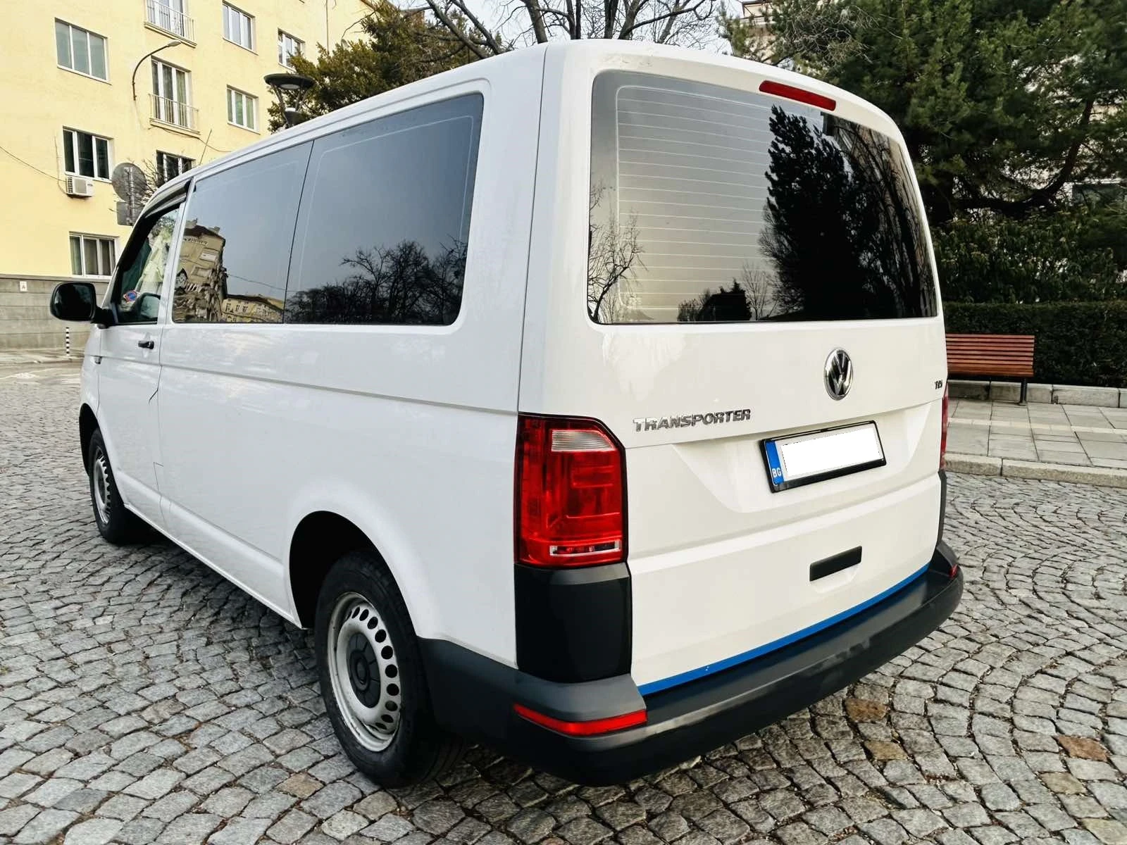 VW Transporter T6 2, 0 TDI 8+ 1места с вкл ДДС, снимка 2 - Бусове и автобуси - 55809516