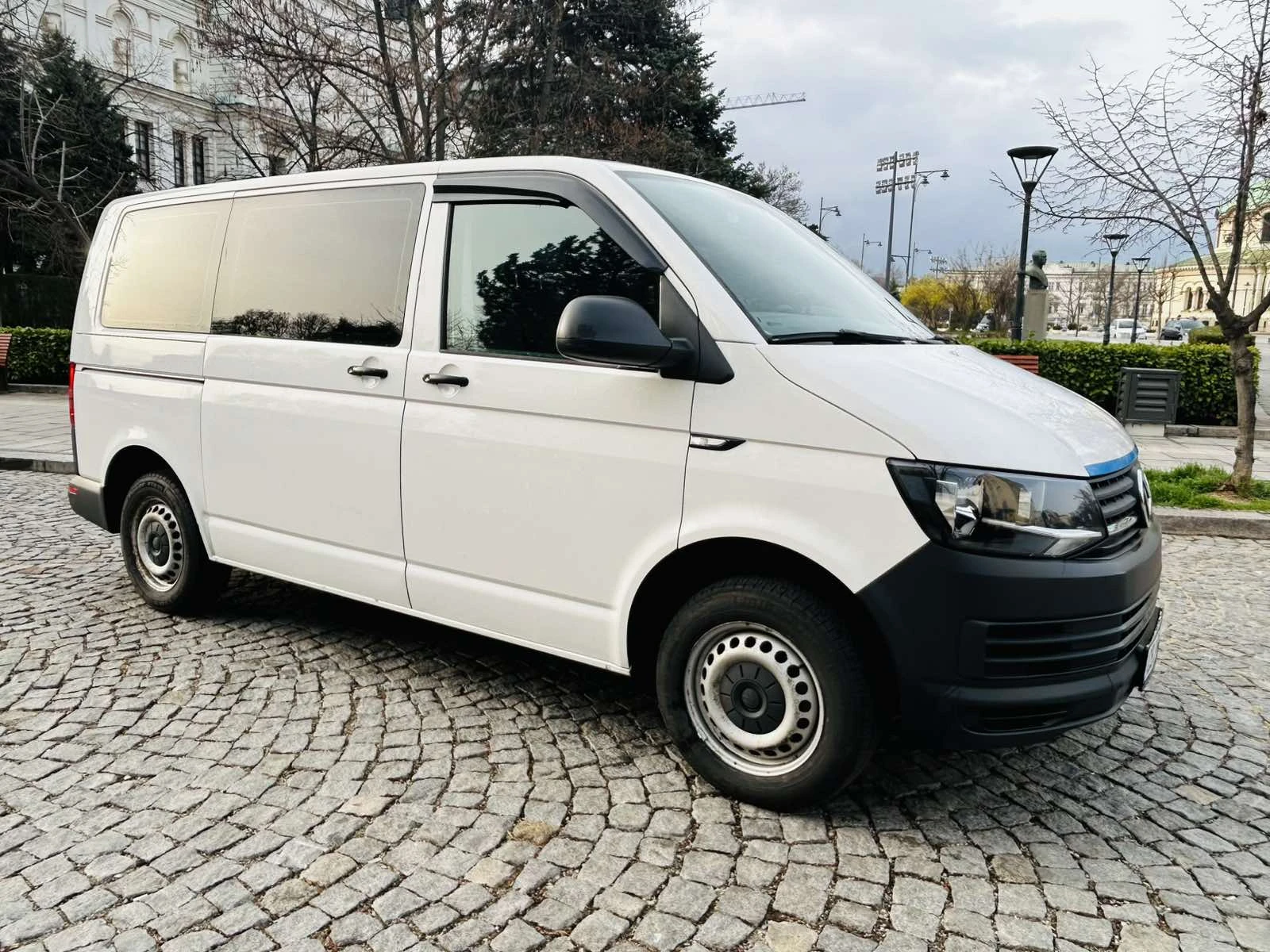 VW Transporter T6 2, 0 TDI 8+ 1места с вкл ДДС, снимка 3 - Бусове и автобуси - 55809516