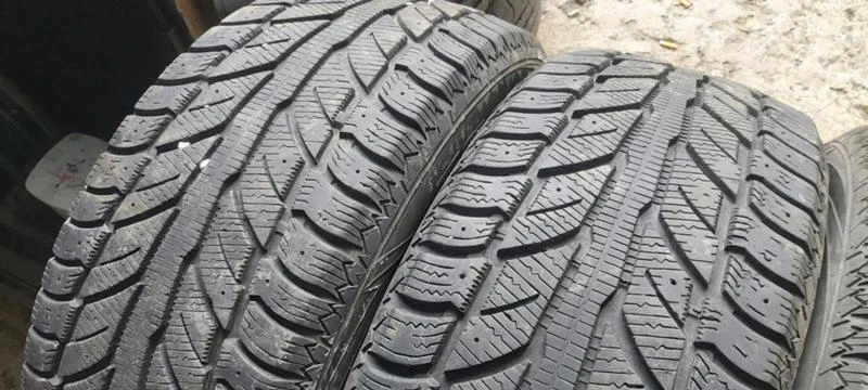 Гуми Зимни 235/55R17, снимка 2 - Гуми и джанти - 35323267