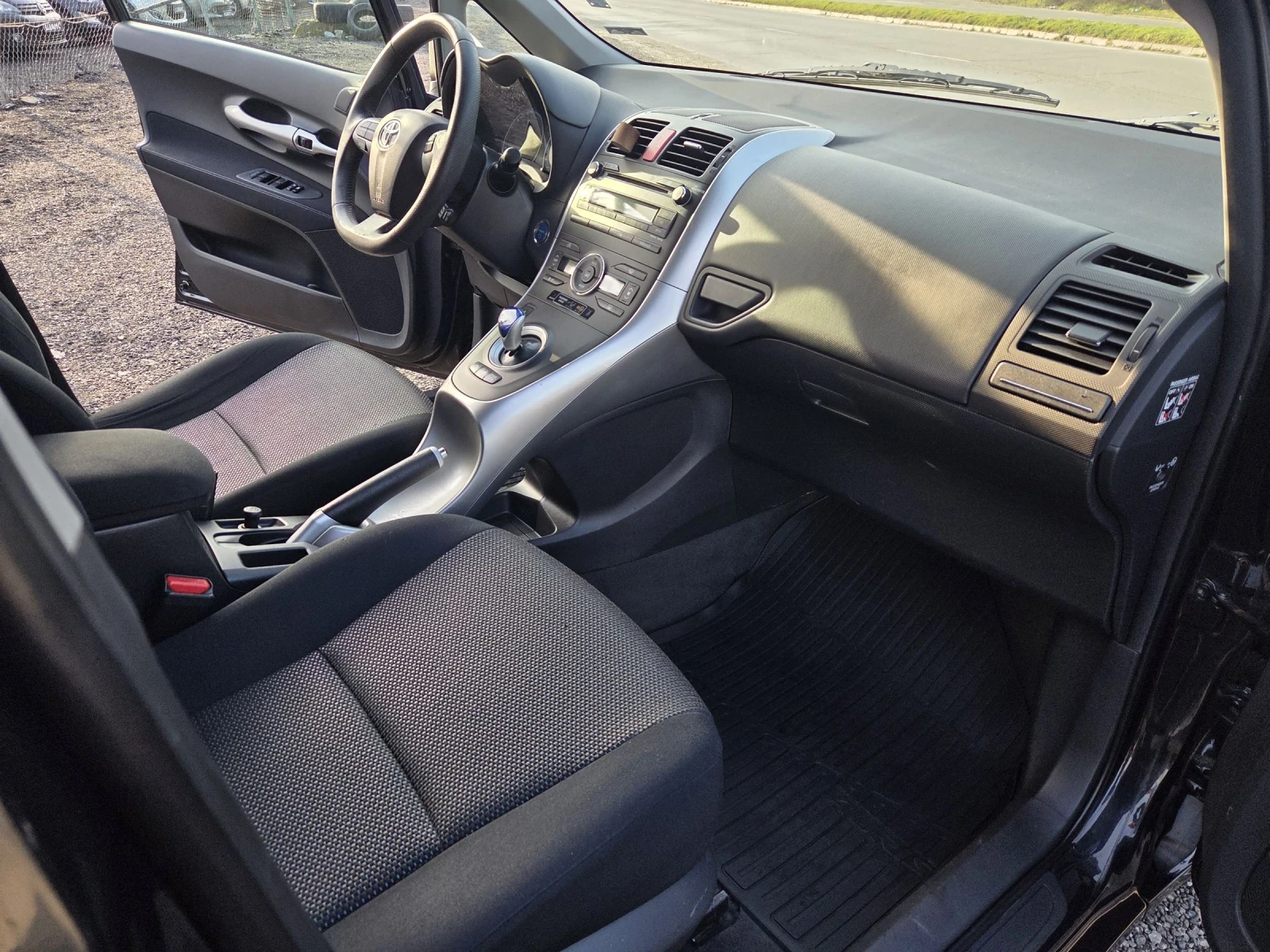 Toyota Auris 1, 8 benzin hybrid 100hp + 32 hp , снимка 15 - Автомобили и джипове - 53719187