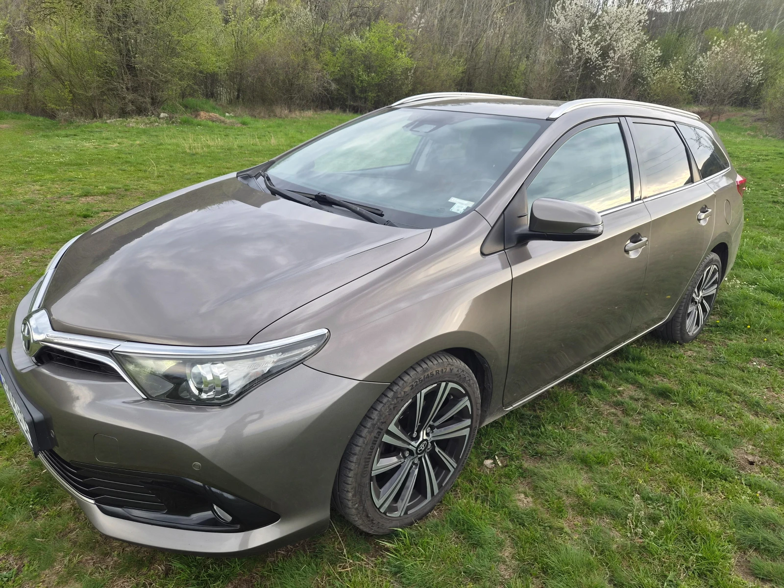 Toyota Auris РЕГИСТРИРАН, снимка 2 - Автомобили и джипове - 54258814
