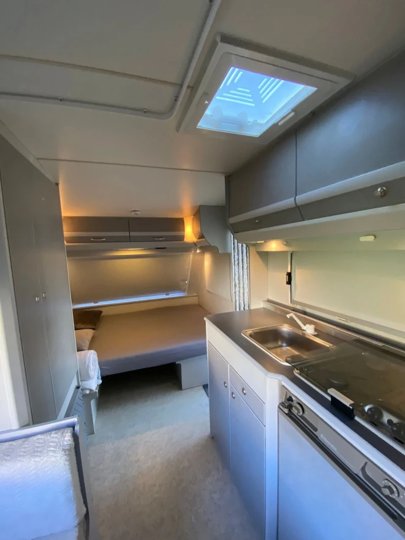 Каравана Beyerland Vitesse, снимка 5 - Каравани и кемпери - 52713626