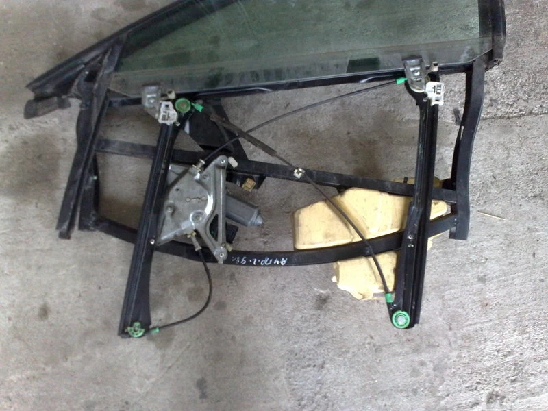 Ел.машинка за Ауди А4 ,стъклоповдигач (предна лява)