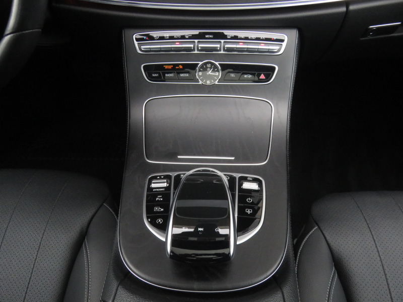 Mercedes-Benz E 300 4-MATIC AMG Paket, Keyless-Go, Панорама, Памет, снимка 8 - Автомобили и джипове - 43130733
