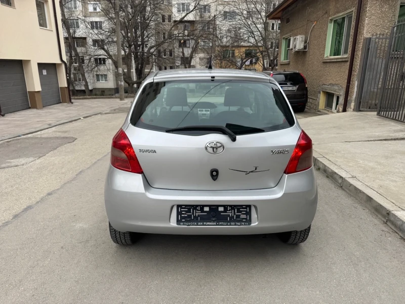 Toyota Yaris 1.0i Климатик, снимка 4 - Автомобили и джипове - 49452959