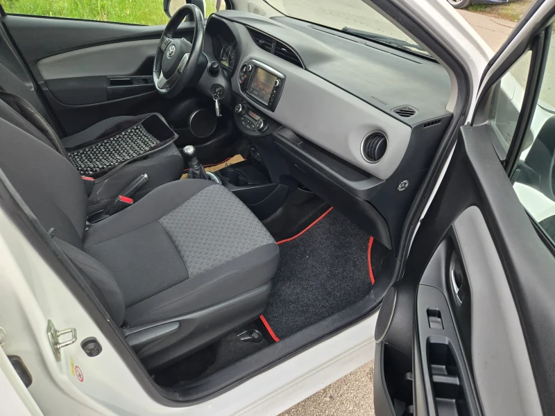 Toyota Yaris 1.0i, снимка 11 - Автомобили и джипове - 50210403