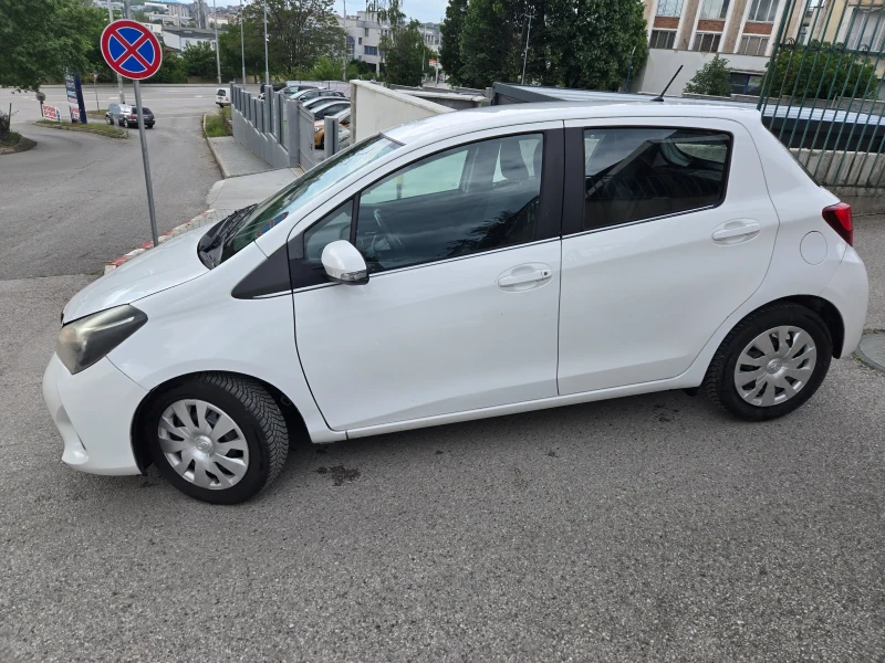 Toyota Yaris 1.0i, снимка 2 - Автомобили и джипове - 50210403
