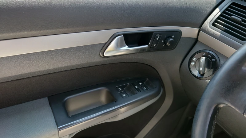 VW Touran 1, 4 TSI, Бензин/Метан (заводски), снимка 11 - Автомобили и джипове - 51623084