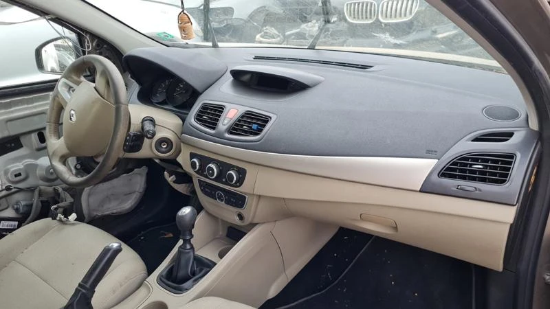 Renault Fluence 1.5 dci 110кс, снимка 7 - Автомобили и джипове - 34388462