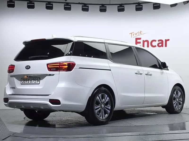 Kia Carnival 9-Seater Luxury, снимка 2 - Автомобили и джипове - 56355184