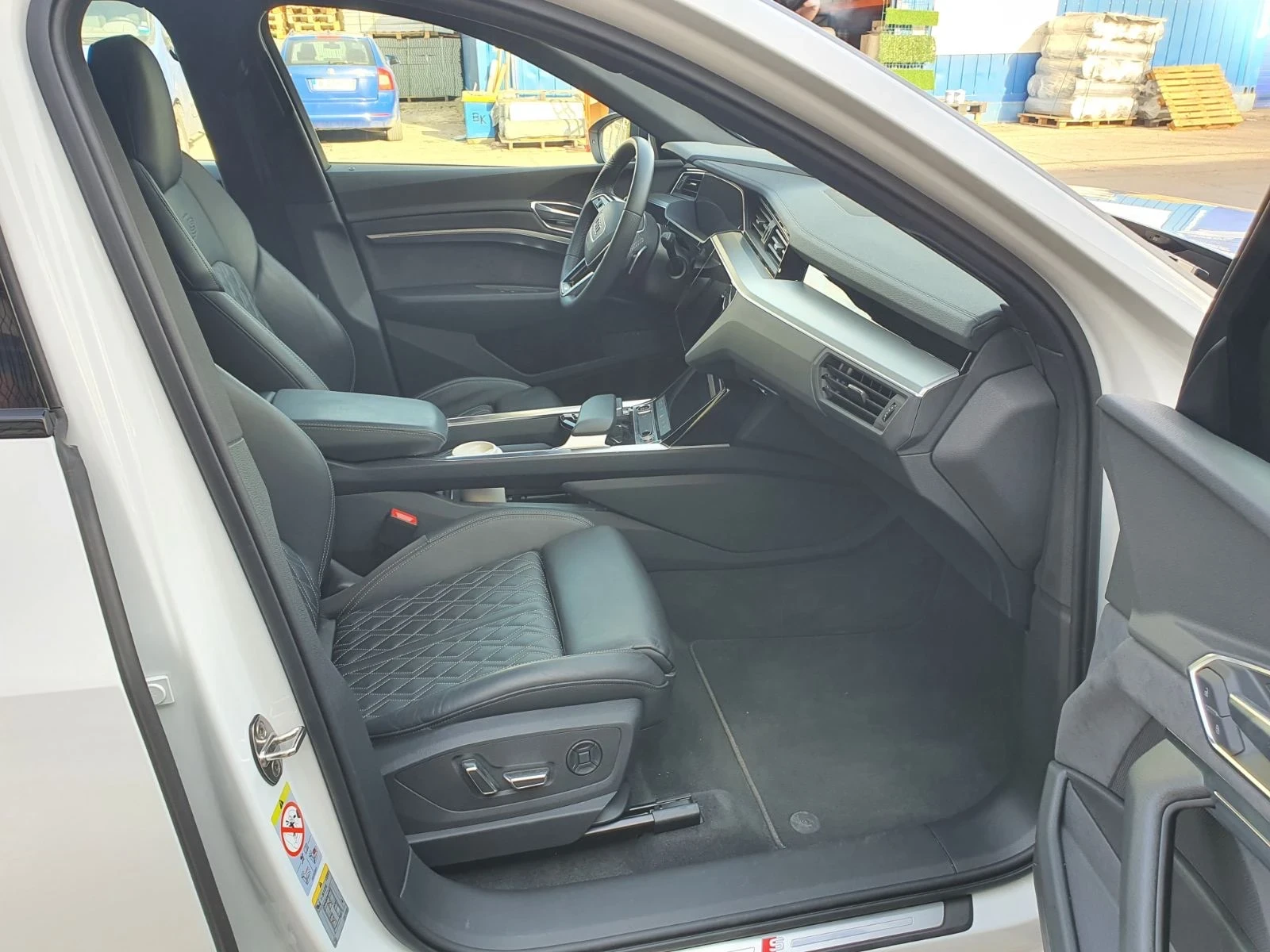 Audi E-Tron, снимка 7 - Автомобили и джипове - 53890325