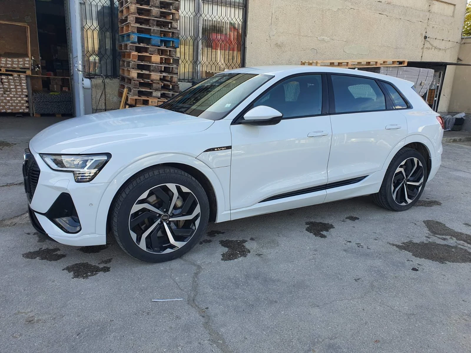 Audi E-Tron, снимка 3 - Автомобили и джипове - 53890325