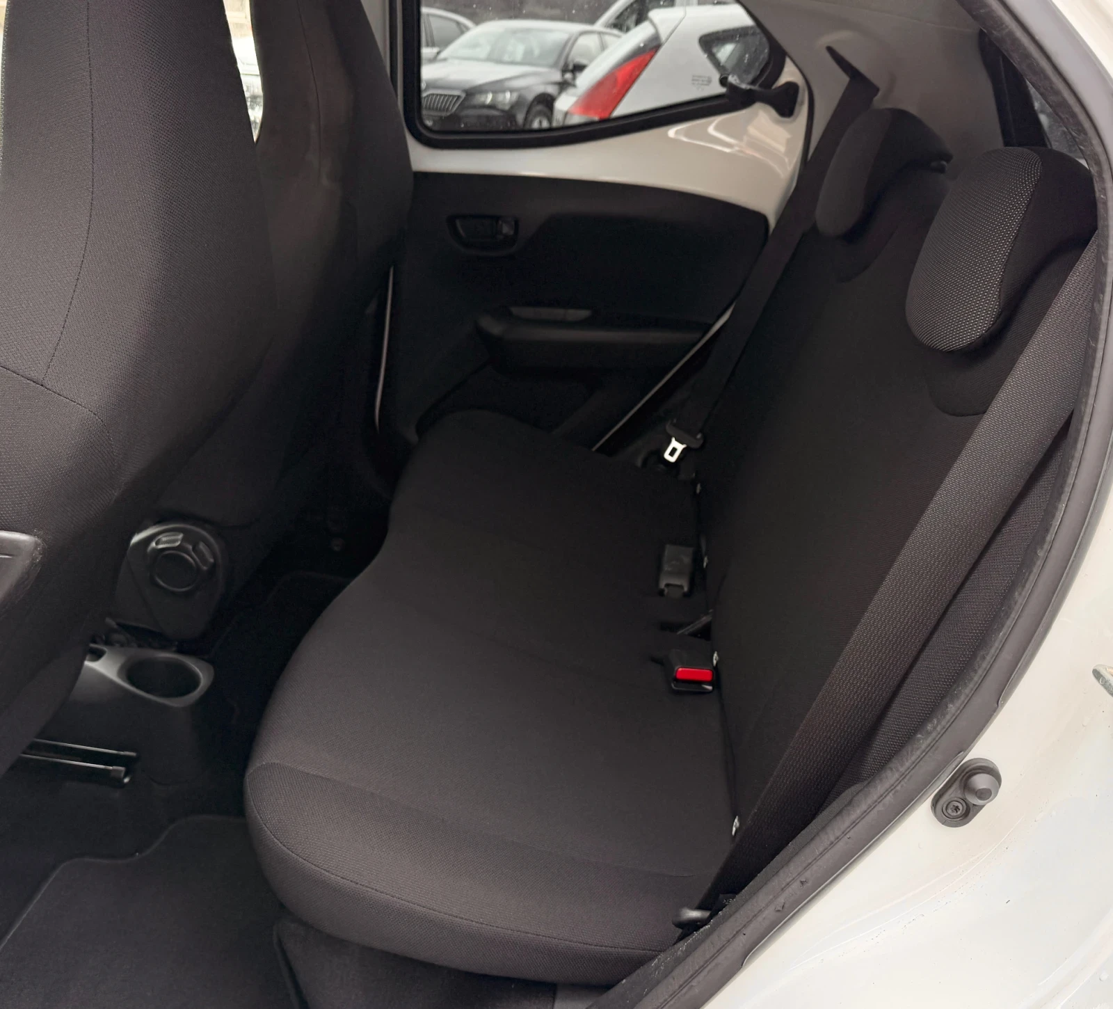 Toyota Aygo 1.0 VVTI, снимка 12 - Автомобили и джипове - 53961300